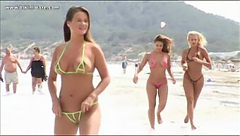 Belles Sexy En Bikini S'Ébattent Sur La Plage D'Ibiza