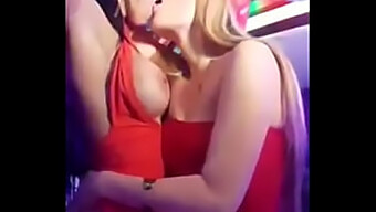 Des Filles Blondes Et Latines S'Embrassent Et Se Touchent Les Gros Seins