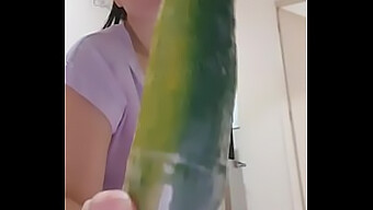 拉丁美女用食物增强肛门自慰