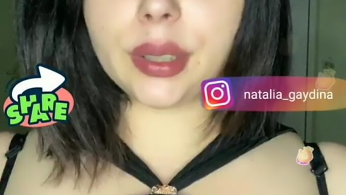 Wanita Rusia Matang Dengan Tetek Besar Semulajadi Menggoyangkan Dada Dalam Video Amatur