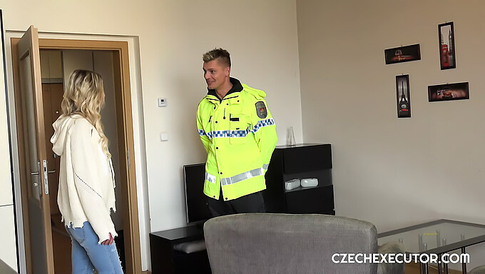 Horúci Policajt Má Vášnivé Stretnutie S Eskortom