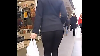 Voyeuristisk Syn På En Sexy Blondine I Tettsittende Spandex Og Hæler