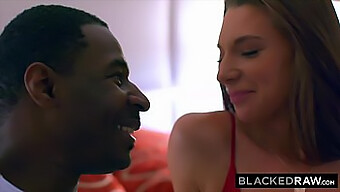 Pizda Interracială A Lui Jaycee Starr Este Umplută Cu Un Cocoș Negru Mare