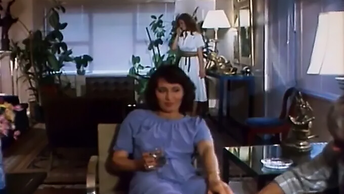 Retro Eropa: Payudara Dan Threesome Di Roomates (1981)