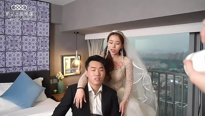 一个性欲高涨的新娘穿着诱人的婚纱,与一个阳具丰满的男人发生性关系。