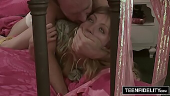 Die Süße Teenagerin Ivy Wolfe Bekommt An Ihrem Geburtstag Eine Creampie