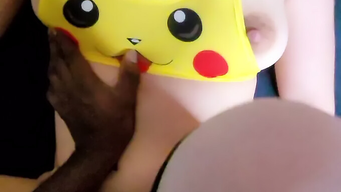 Brunette Franse Babe In Pikachu Kostuum Wordt Hard Geneukt