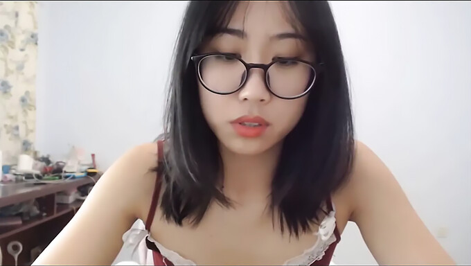 Gadis Asia Memamerkan Tubuhnya Yang Ketat Dalam Video Strip Dan Flash Yang Cepat