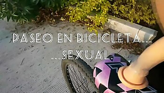 Rida En Sexcykel För Njutning Och Exhibitionism