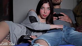 赤毛の友達の彼女がfifaに勝つために手コキをしてくれて、私は彼女とアナルセックスをすることになります。