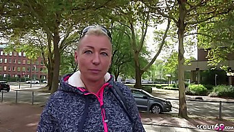 Maman Mandy Prend Une Grosse Bite Profondément Dans Sa Bouche Et Son Cul Lors D'Un Casting De Rue