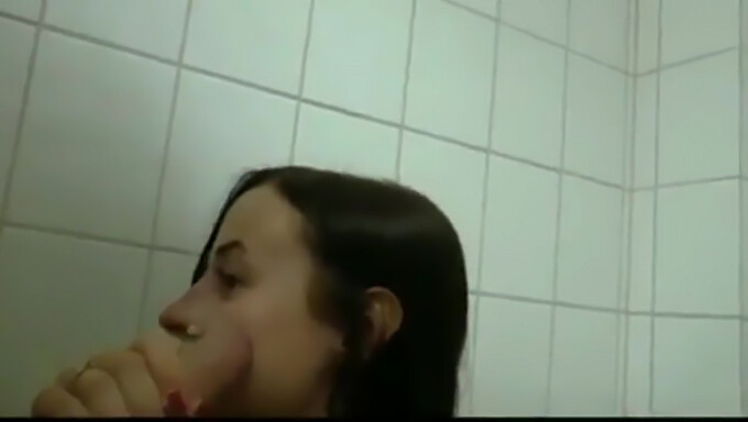 Un Tip Cu Penis Mare Satisface O Curvă Sexy În Vestiarul Public