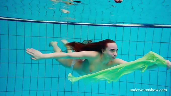 Nina Mohnatka Visar Upp Sin Naturliga Kropp Och Håriga Fitta I Bikini