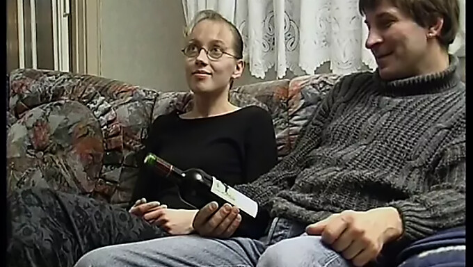 Retro Pár Si Užívá Horký Sex Na Gauči