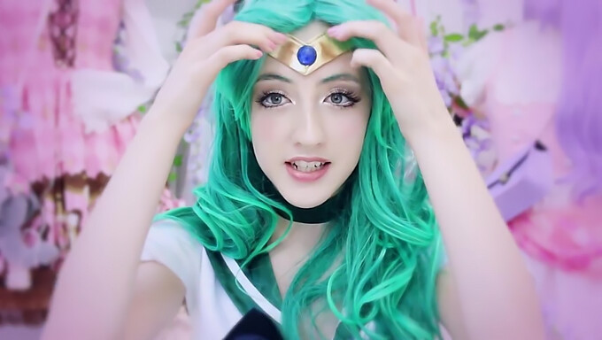 观看beckii Cruel在这个热辣的cosplay视频中担任sailor Neptune的角色