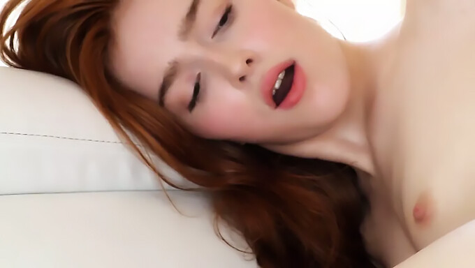 Le Corps Roux Parfait De Jia Lissa Profite D'Un Orgasme Époustouflant