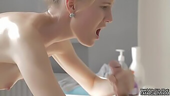 Tienerbabe Krijgt Een Deepthroat En Een Facial In Een Hete Massagesessie