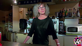 Blonde Milf Oma Laat Haar Gaatjes Vullen In Een Franse Pornovideo